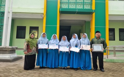 Penghargaan Literasi Nasional Tergulir di MTsN 2 Nganjuk (Kepala dan Siswa)